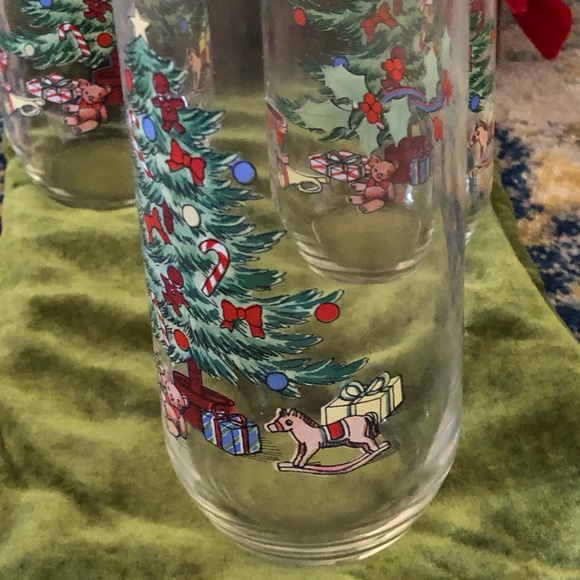 👀 HUGE SALE! VINTAGE CHRISTMAS TREE/TOYS/PRESENTS (4) BEVERAGE GLASSES - Picture 4 of 5